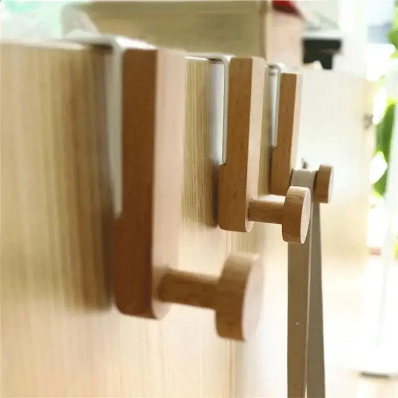 Un porte serviette en inox et bois, indispensable pour votre salle de bain