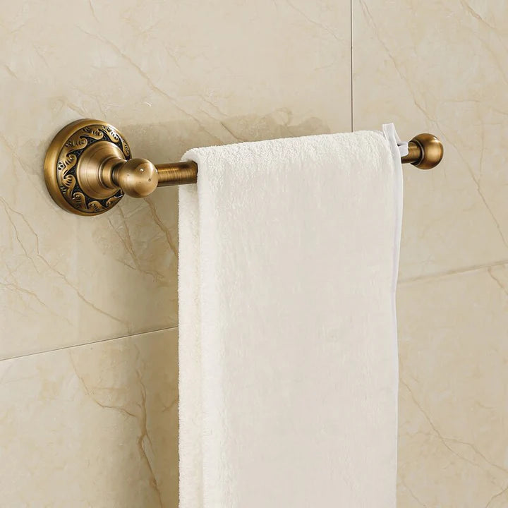 Une barre porte serviette vintage pour une salle de bain chic