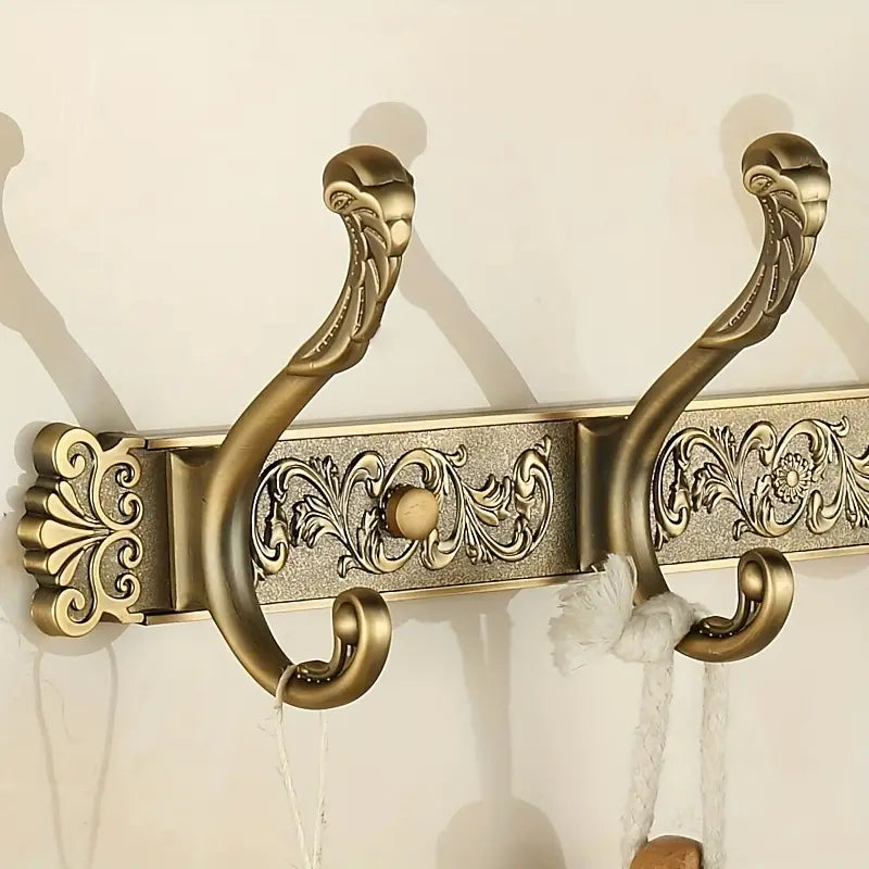 Un porte serviette doré pratique et raffiné