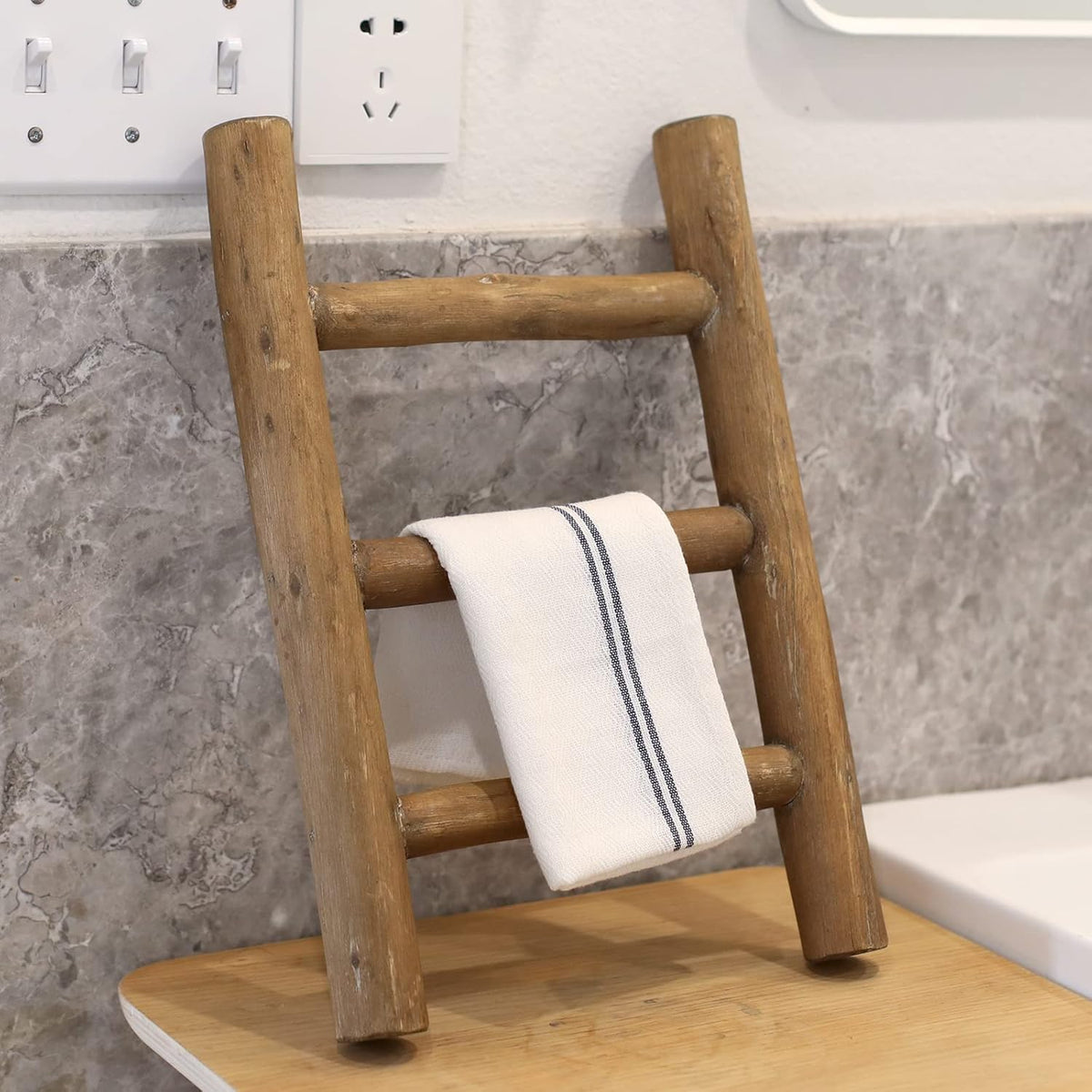 Porte serviette sur pied en bois