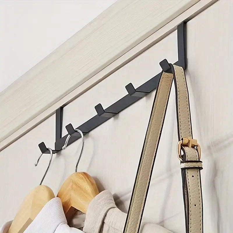 Un porte serviette inox pratique pour toutes les portes