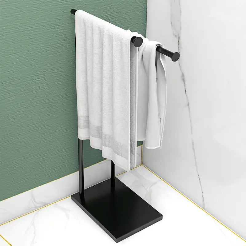 Un porte serviette sur pied pour une salle de bain organisée