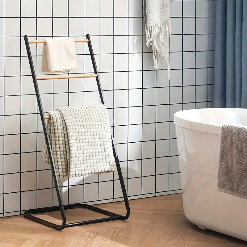 Un porte serviette sur pied pour une salle de bain sophistiquée