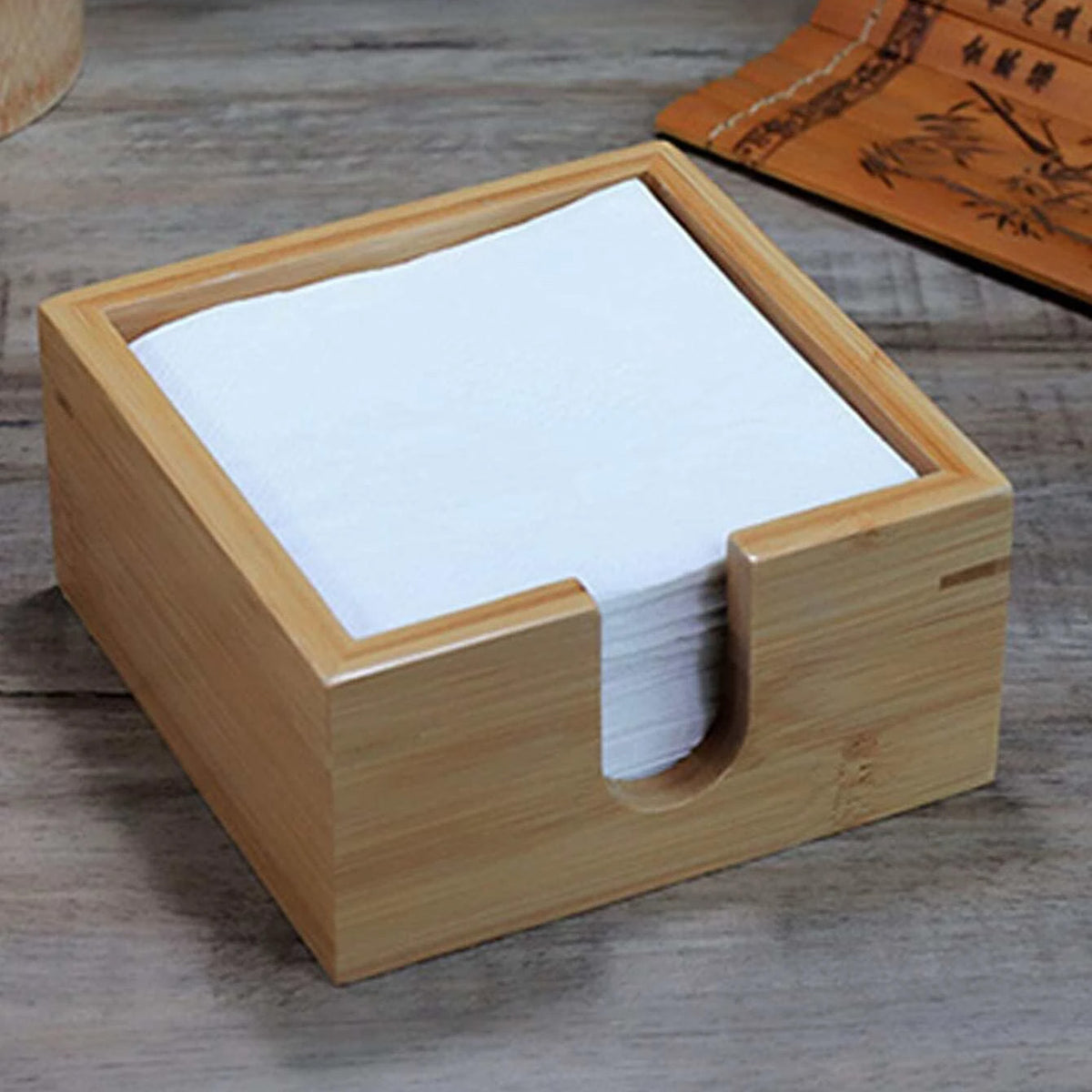 Un porte serviette en bambou fonctionnel pour votre table