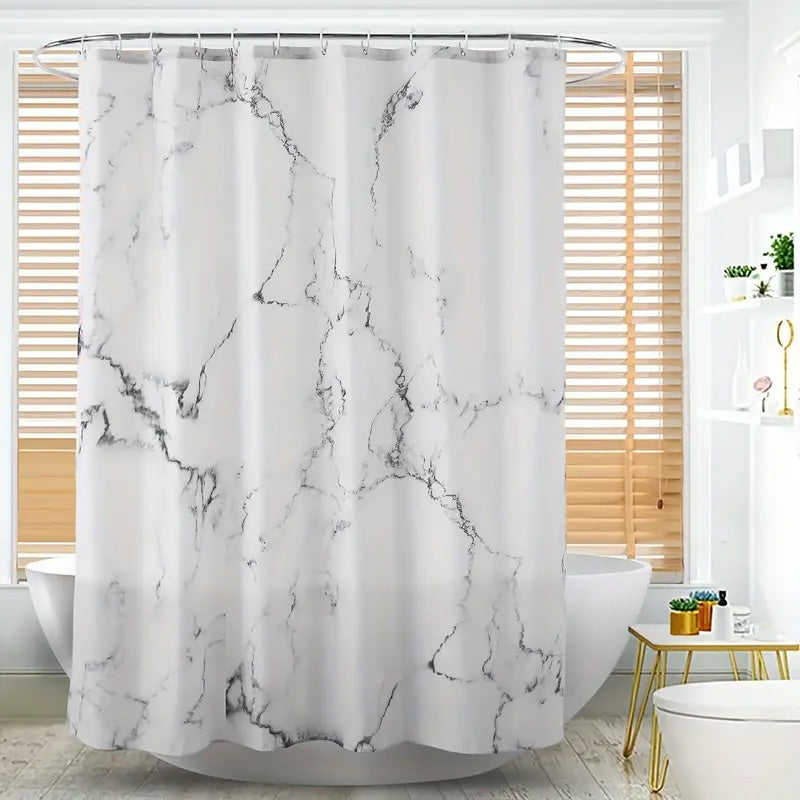 Un rideau de douche à motif marbre pour embellir votre salle de bain